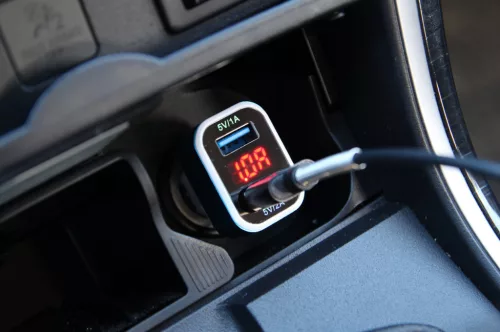 AMiO TEST-04 telefontöltő 2×USB aljzattal és akkumulátorellenőrzéssel (01028)