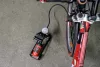 Mannesmann Lábpumpa manométerrel autóhoz és kerékpárhoz, 600 mm tömlővel, adapterkészlettel (M  001-T-PR.)