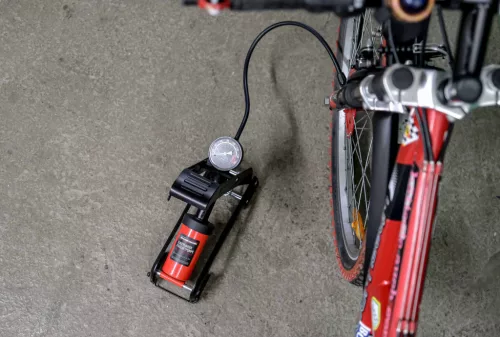 Mannesmann Lábpumpa manométerrel autóhoz és kerékpárhoz, 600 mm tömlővel, adapterkészlettel (M  001-T-PR.)