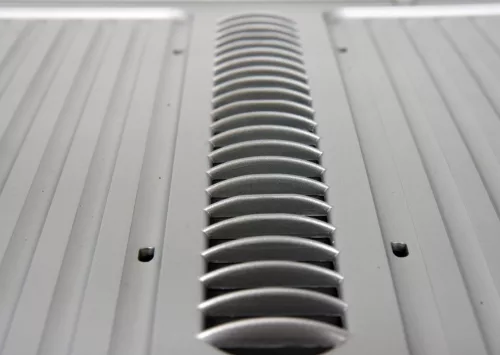 YATO Pultra helyezhető süteményhűtő vitrin 100 l, 0–12 °C, ívelt üveggel (YG-05022)
